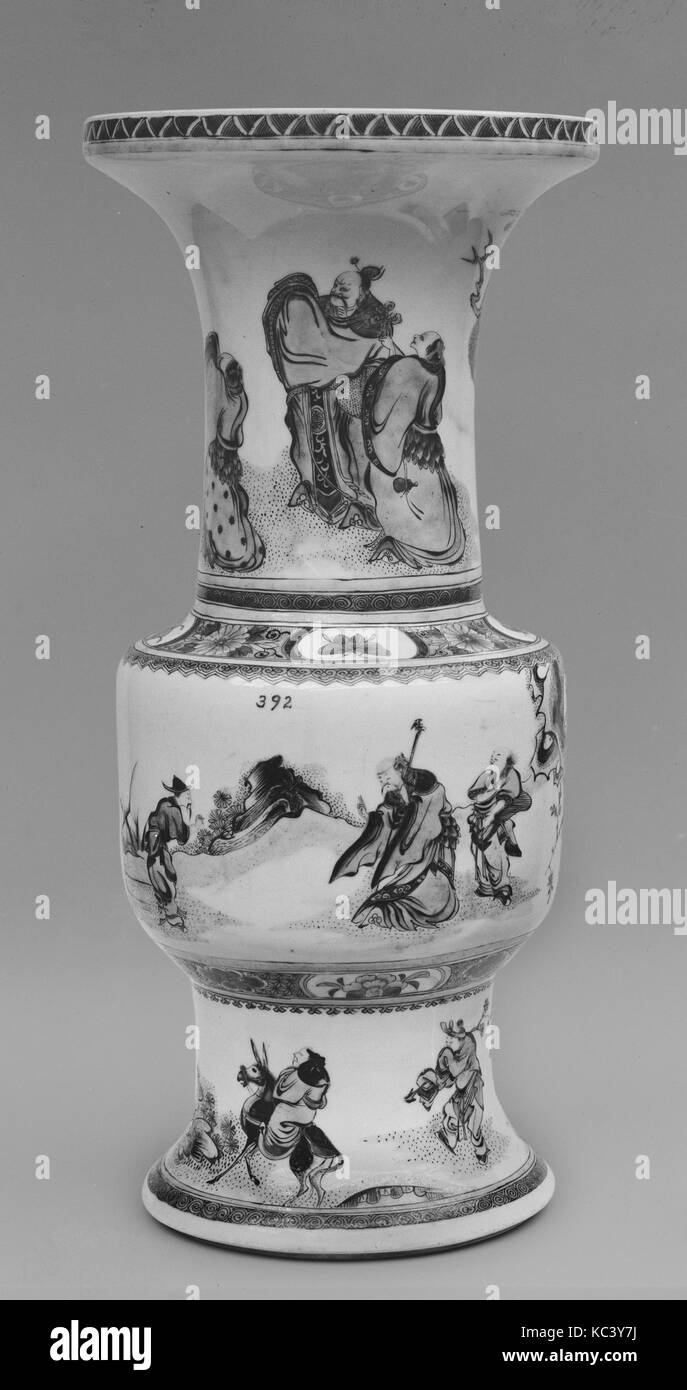 Bol, dynastie des Qing (1644-1911), période Daoguang (1821-50), Chine, Porcelaine, H. 21 1/4 in. (54 cm) ; W. 7 in. (17.8 cm Banque D'Images