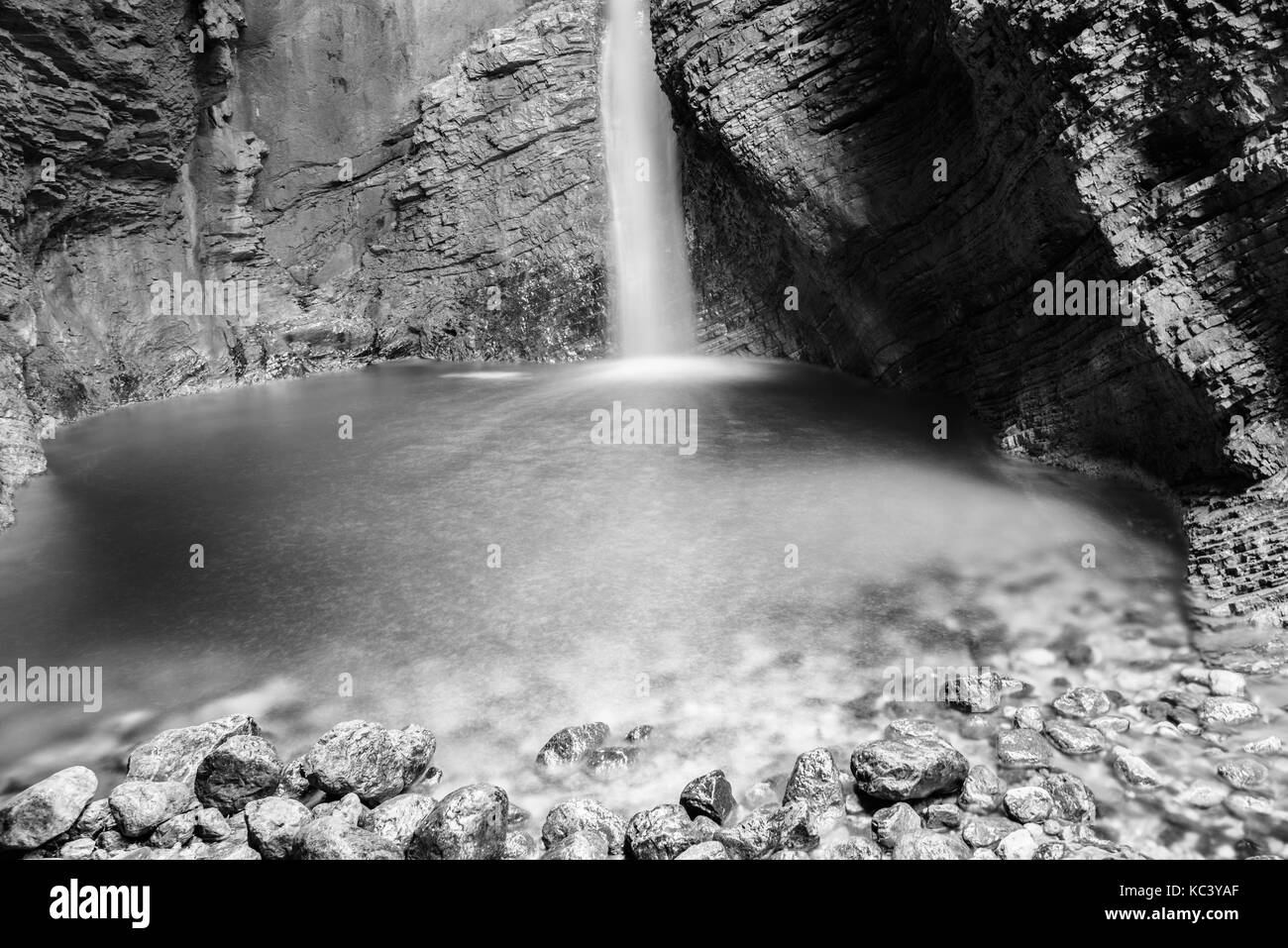 Cascades et jeux d'eau dans les Alpes juliennes. noir et blanc. Banque D'Images