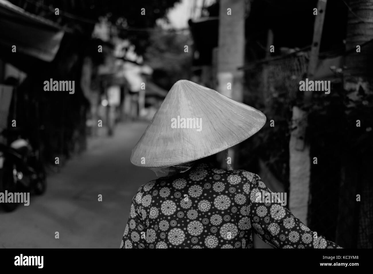 La femme vend du poisson frais dans la rue. noir et blanc. Banque D'Images