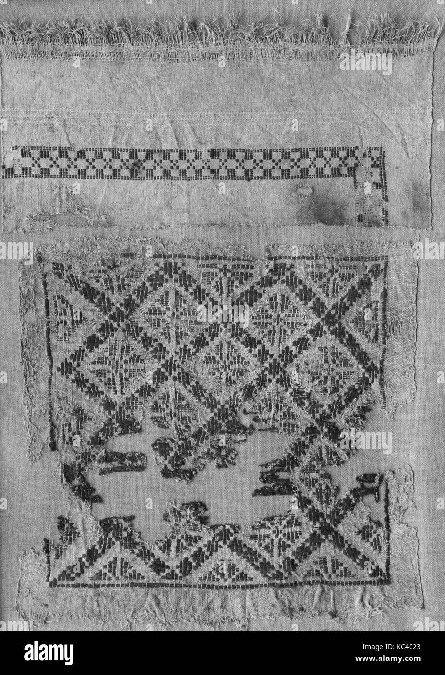 Tunique avec décoration entrelacé de 4e, 8e siècle, attribué à l'Égypte, le lin, la laine, 50 en haut. 30 1/2 in. de large (127 cm de haut 77 Banque D'Images