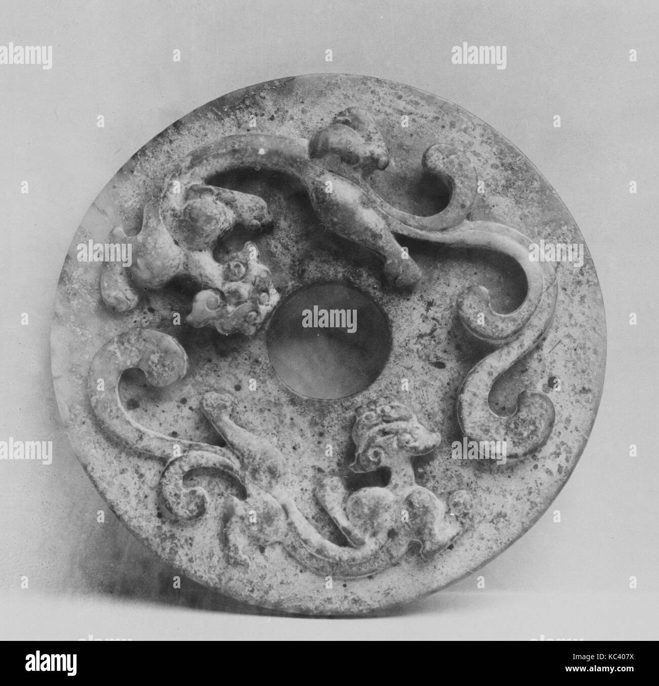 Dur, de la dynastie des Han (206 av. J.-A.D. 220), Chine, Jade, diam. 5 in. (12,7 cm), Jade Banque D'Images