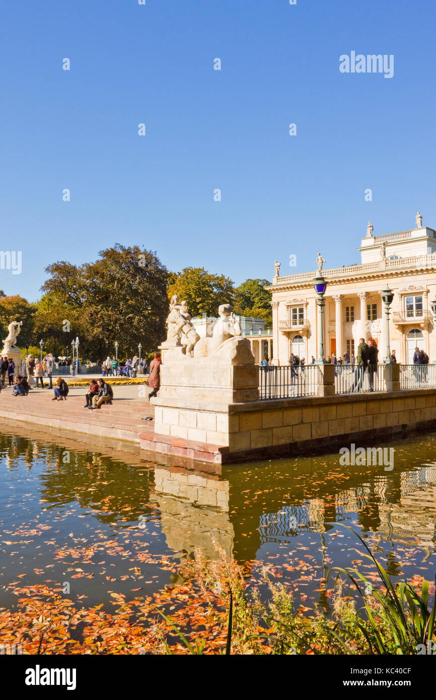 Varsovie, Pologne - 10 octobre 2015 : les gens de vous détendre sur une terrasse près de palais sur l'eau ou palais Lazienki dans parc Lazienki (Parc des Thermes royaux) sur un s Banque D'Images