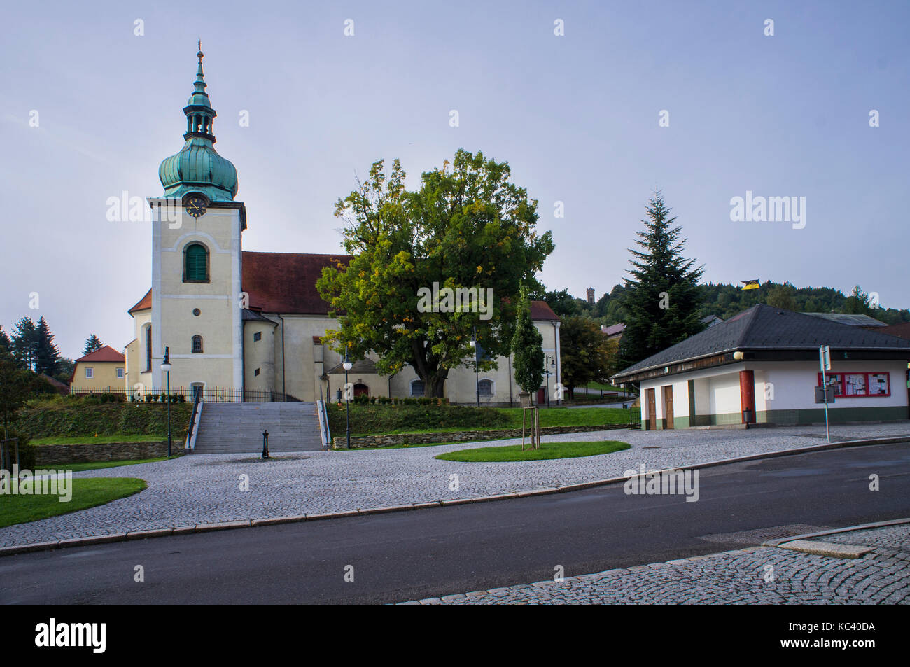 Jiretin pod Jedlovou, Sankt Georgenthal, Eglise de la Sainte Trinité, stand d'information touristique Banque D'Images