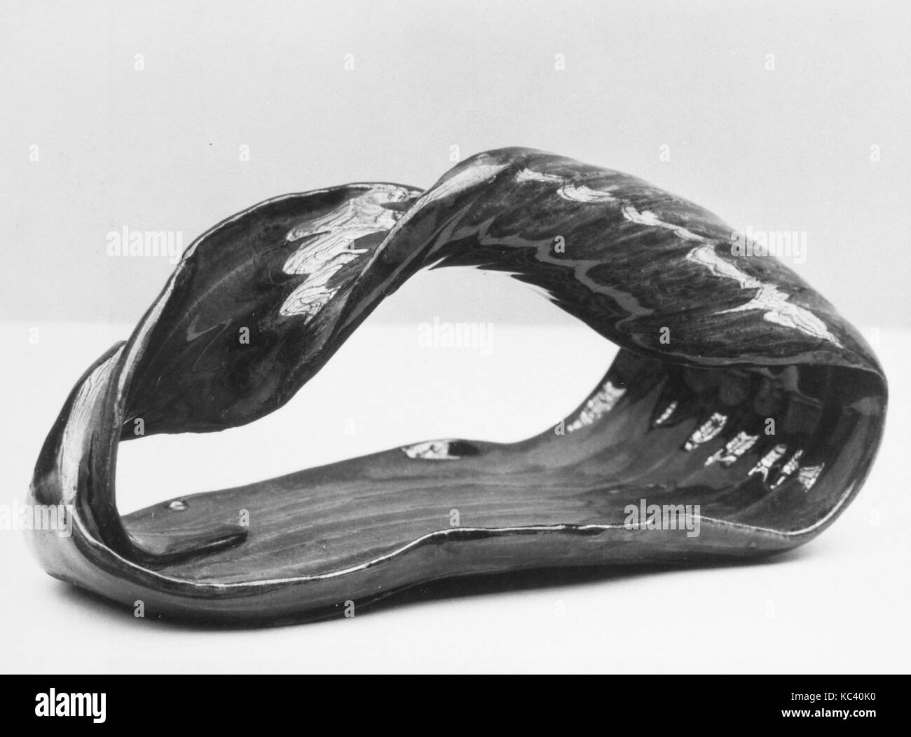 Plat à gâteau, de la période Edo (1615-1868), 1865, Japon, faïence recouverte d'une glaçure verdâtre montrant des traces de bleu (Takatori ware Banque D'Images Plat à gâteau, de la période Edo (1615-1868), 1865, Japon, faïence recouverte d'une glaçure verdâtre montrant des traces de bleu (Takatori ware Banque D'Images