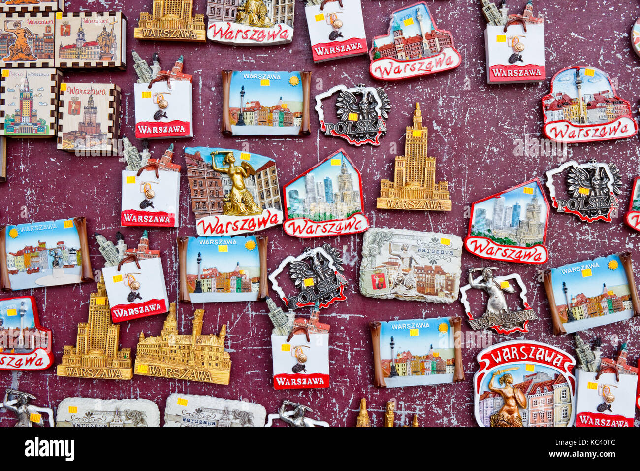 Varsovie, Pologne - Octobre 9, 2015 : aimants souvenirs illustrant des lieux et symboles de Varsovie en vente sur un stand de souvenirs. Banque D'Images