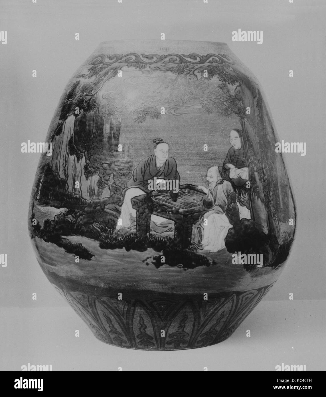 Vase, de la période Edo (1615-1868), 1830, Japon, porcelaine décorée avec des émaux colorés (Ao) style Kutani, H. (avec couvercle) 14 1/4 po Banque D'Images