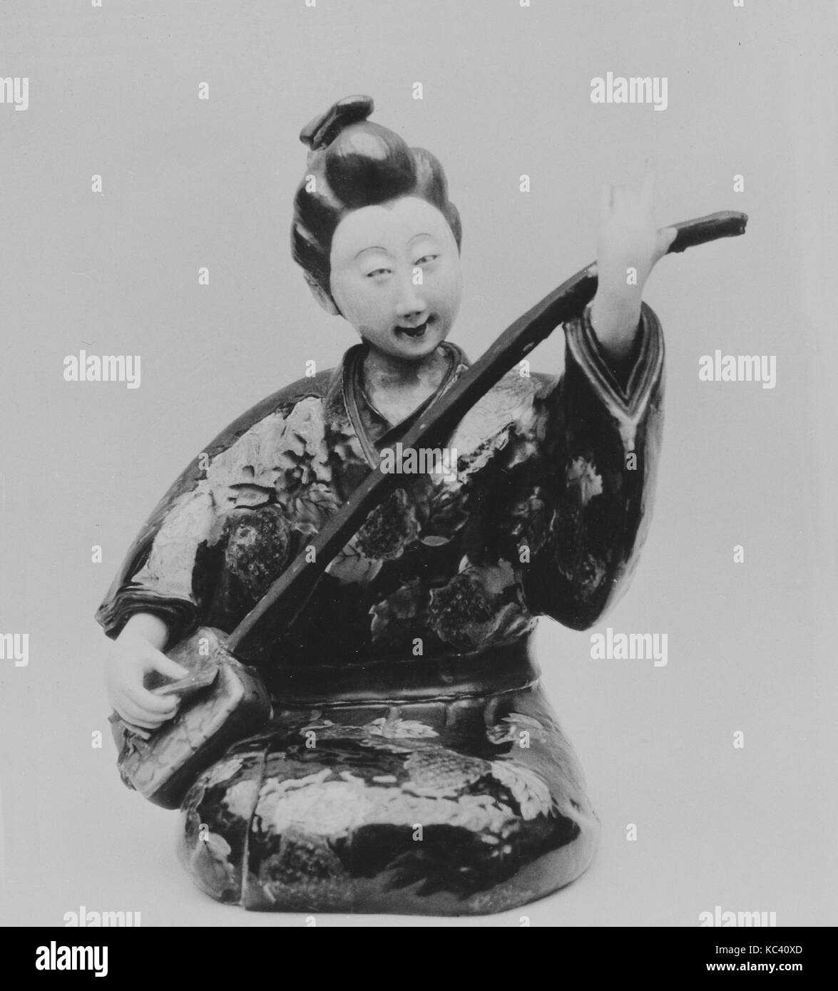 La figure de fille jouant Shamisen, période Meiji (1868-1912), 1870, Japon, porcelaine décorée avec des émaux colorés de Hizen (ware Banque D'Images