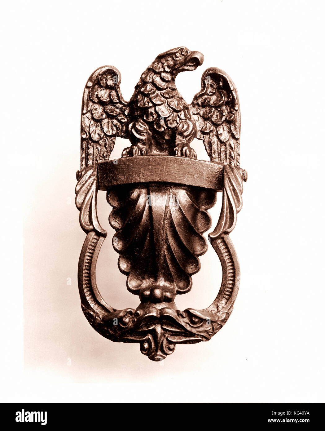 Knocker, 1800-1830, fonte, 10 x 5 1/2 in. (25,4 x 14 cm), en métal Banque D'Images