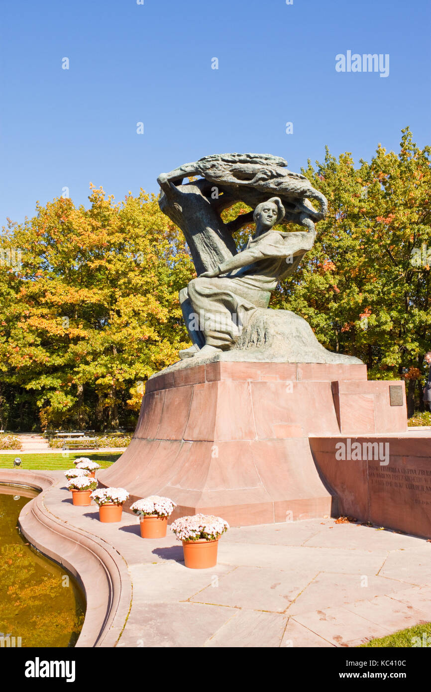 Varsovie, Pologne - 10 octobre 2015 : monument à frédéric chopin parc Lazienki (Parc des Thermes royaux). conçu en 1907 par waclaw szymanowski. Banque D'Images