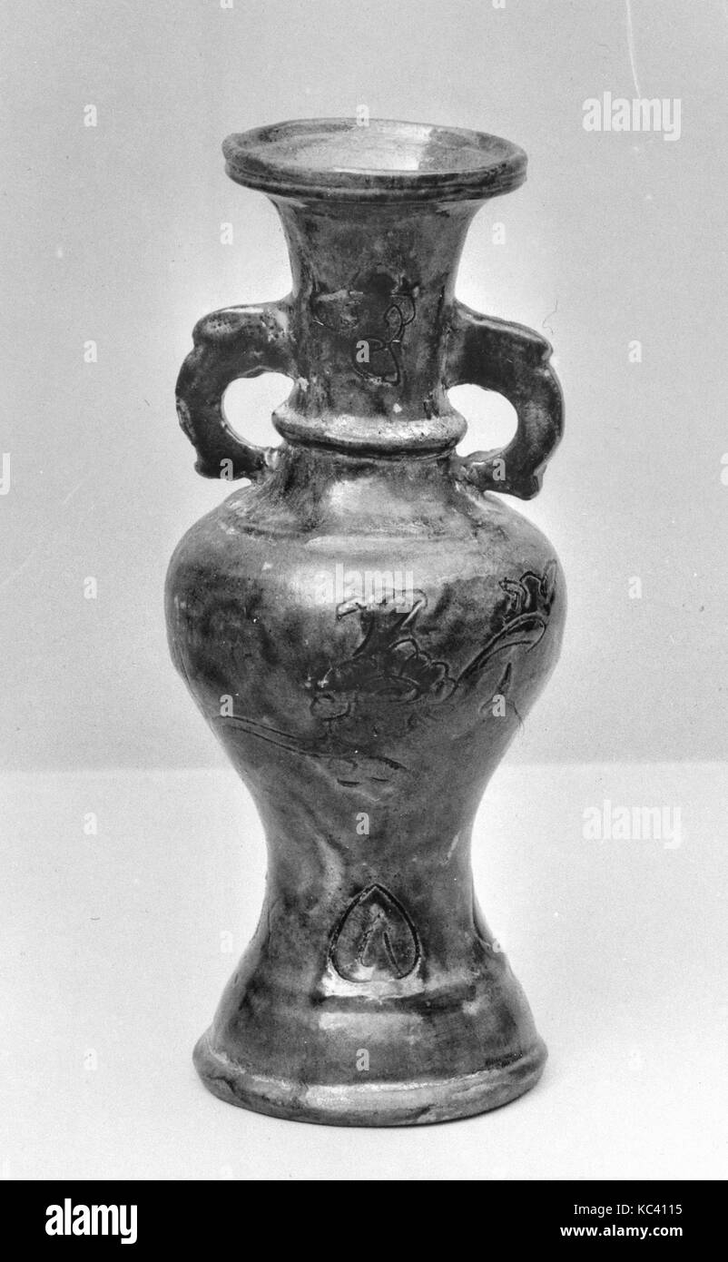 Vase, dynastie Ming (1368-1644), de la Chine, de la Poterie, H. 7 1/4 in. (18,4 cm), Céramique Banque D'Images