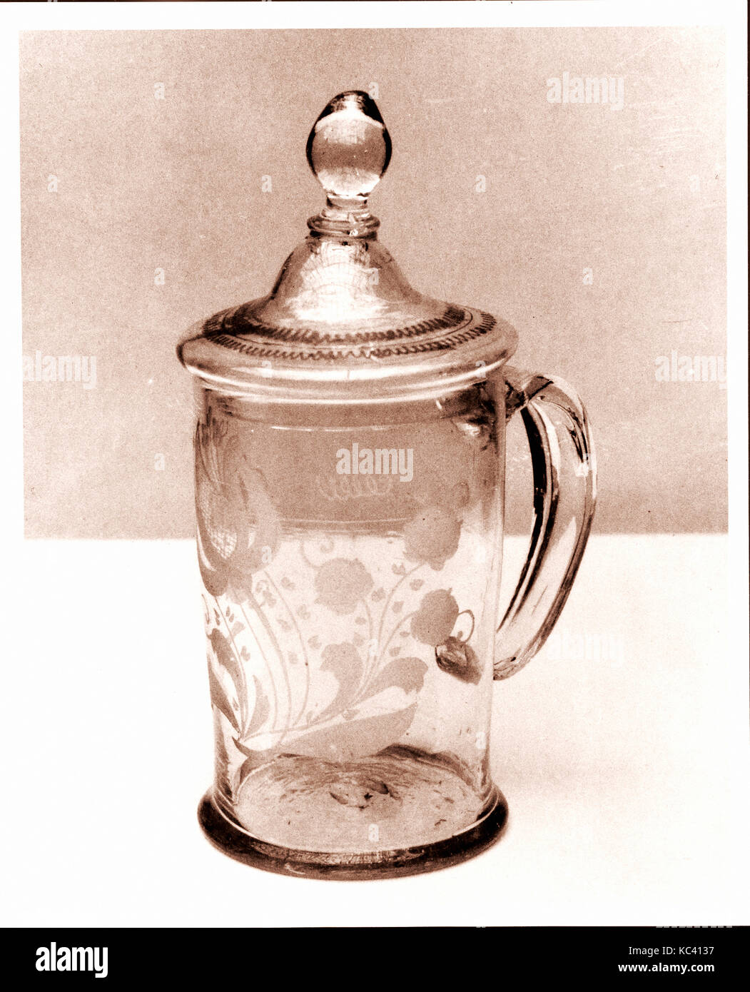 Mug, 1770-1820, probablement fabriqué en Bohême, République tchèque, verre sans plomb avec décoration gravée, dans H. 9. (22,9 cm), verre Banque D'Images