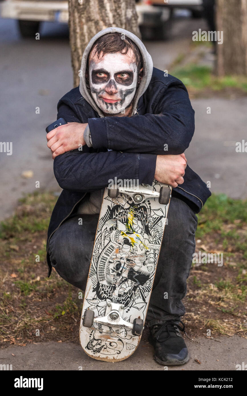 Portrait d'un jeune adolescent, skateboard de rue, masque de mort, Prague, République tchèque Banque D'Images