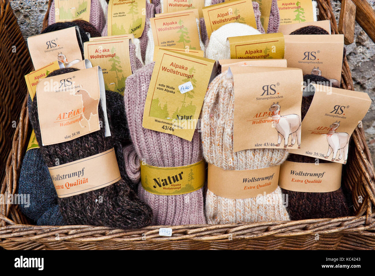 St Wolfgang., Autriche - 19 février 2016 : chaud laine alpaka naturelles chaussettes pour vendre à un panier près d'une boutique. Banque D'Images