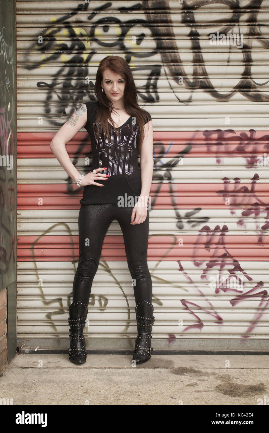 Jolie fille dans un emplacement urbain Banque D'Images