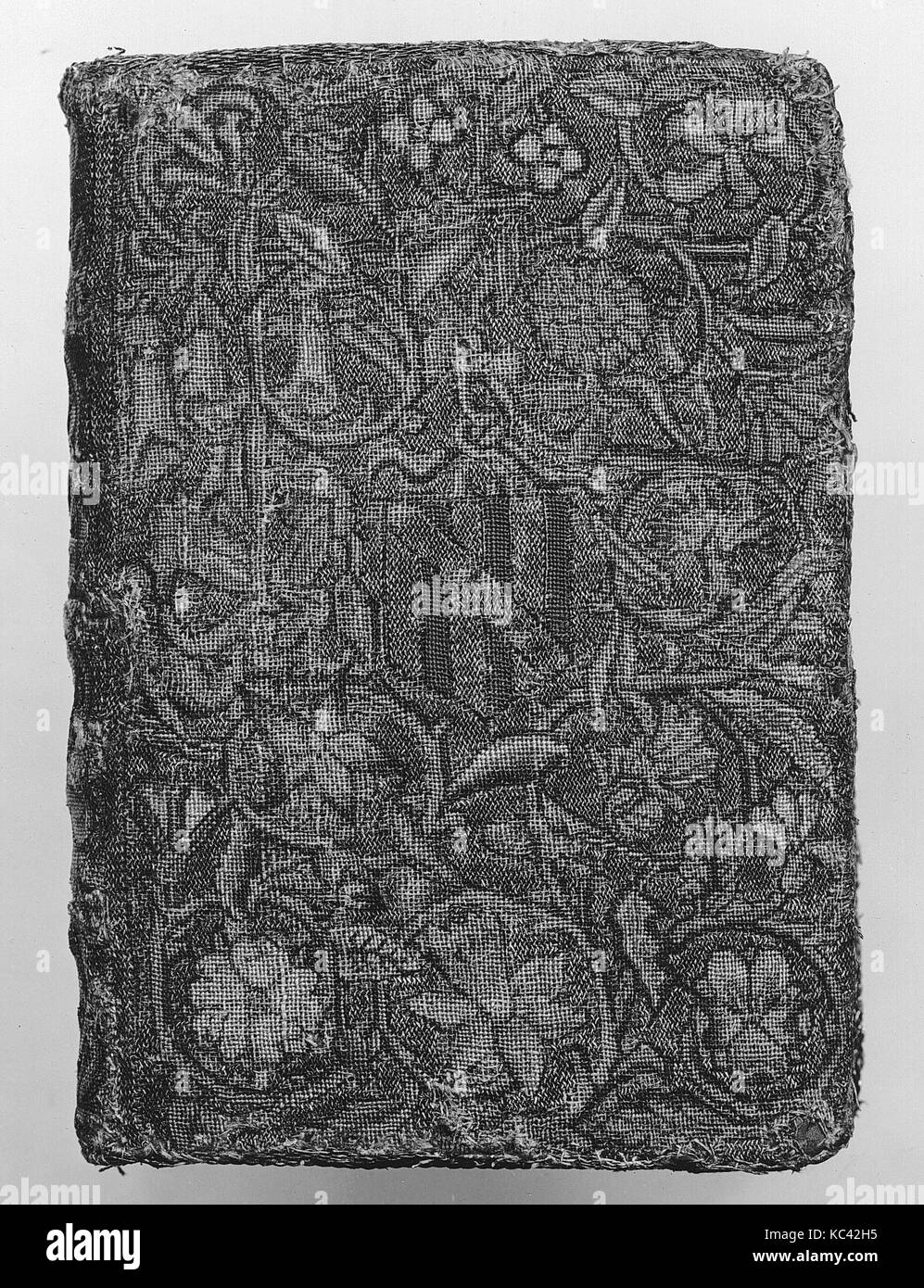 Reliure, ca. 1602, British, soie et fils de métal sur toile, L. 6 7/8 x 4 3/4 po W. (17,5 x 12,1 cm), Textiles Banque D'Images