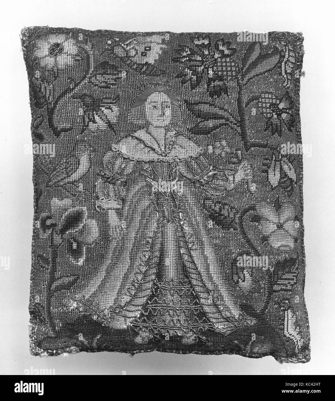 Coussin, milieu du 17e siècle, en soie et fils de métal sur toile, H. 6 1/2 x 5 1/4 pouces W. (16,5 x 13,3 cm), Textiles Banque D'Images