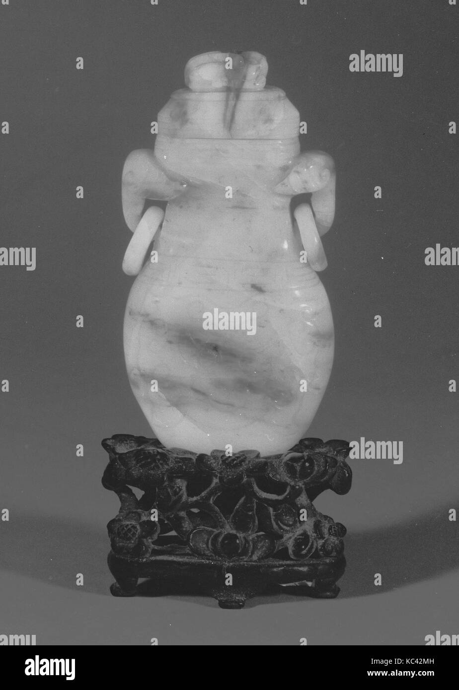 Vase, Chine, 18ème siècle, Jade, hauteur totale : 4 3/16 in. (10,6 cm) ; W. 1 15/16 in. (4,9 cm), Jade Banque D'Images
