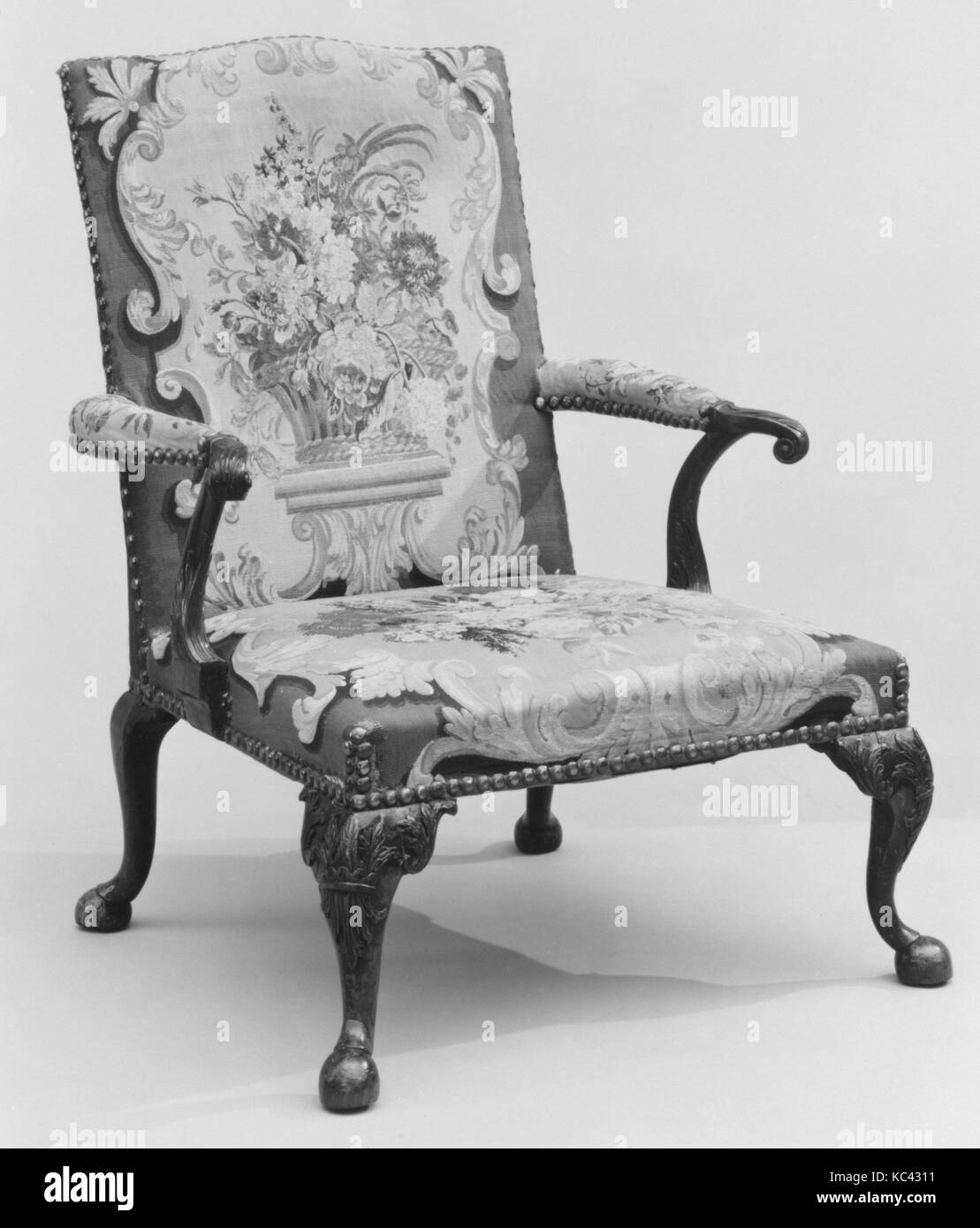 Fauteuil, ca. 1740, British, acajou et tapisserie, H. 39 x W. 29-1/2 x D. 30. (99,1 x 74,9 x 76,2 cm), Woodwork-Furniture Banque D'Images