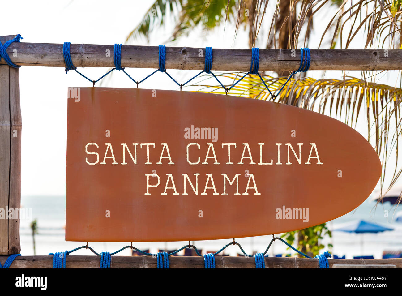 Pancarte vintage orange en forme de surf avec le Panama Santa Catalina texte pour spot de surf et de palmier en arrière-plan. Locations et travel concept Banque D'Images