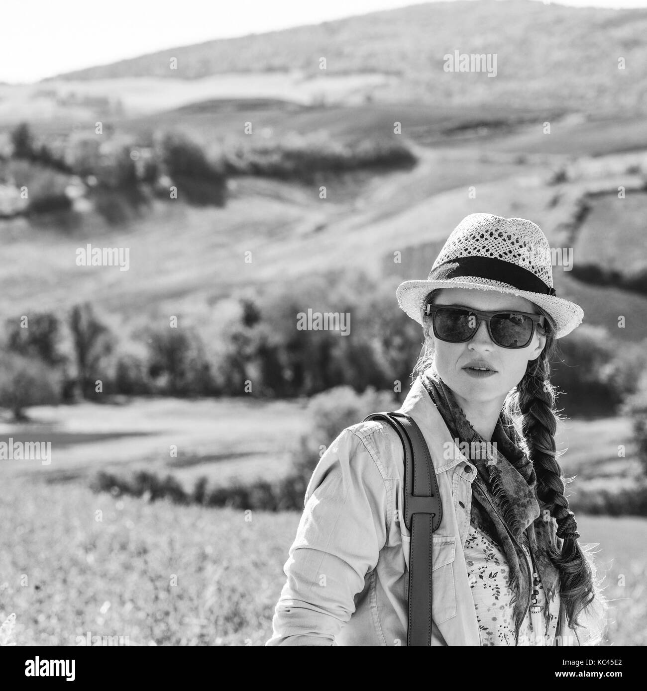 Découvrir une vue magique de la toscane. active woman in hat avec sac Randonneur admirant vue toscane Banque D'Images