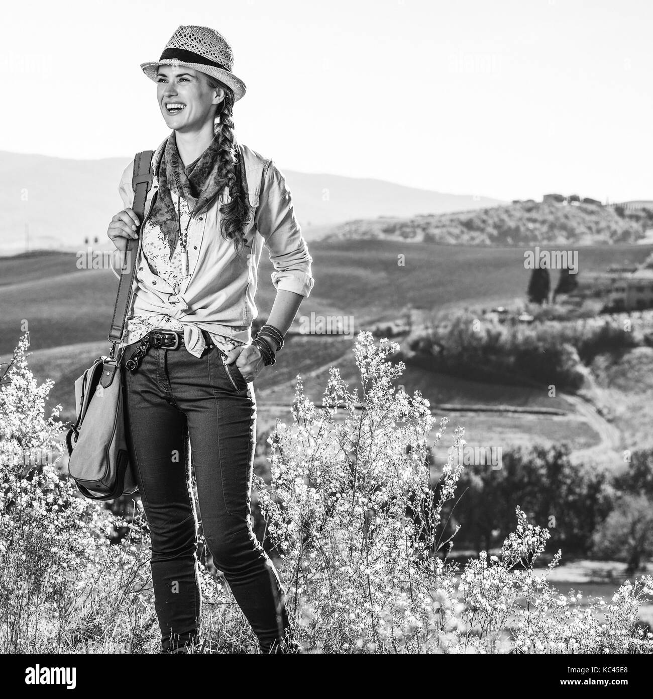 Découvrir une vue magique de la toscane. bonne femme active avec sac Randonneur admirant toscane vue à distance dans la Banque D'Images