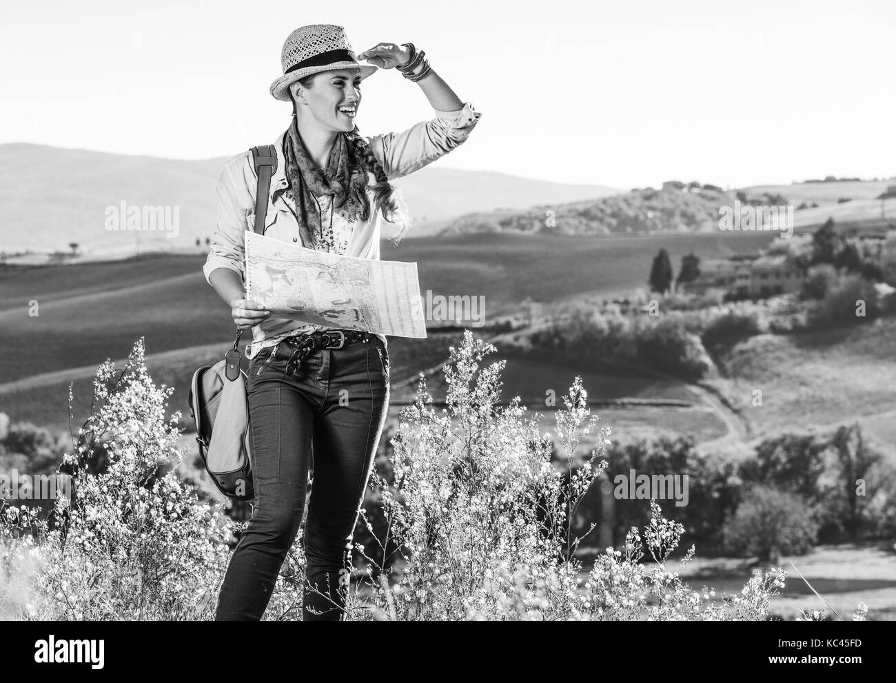 Découvrir une vue magique de la toscane. Femme avec sac randonneur randonnées en Toscane avec la carte la recherche dans la distance Banque D'Images