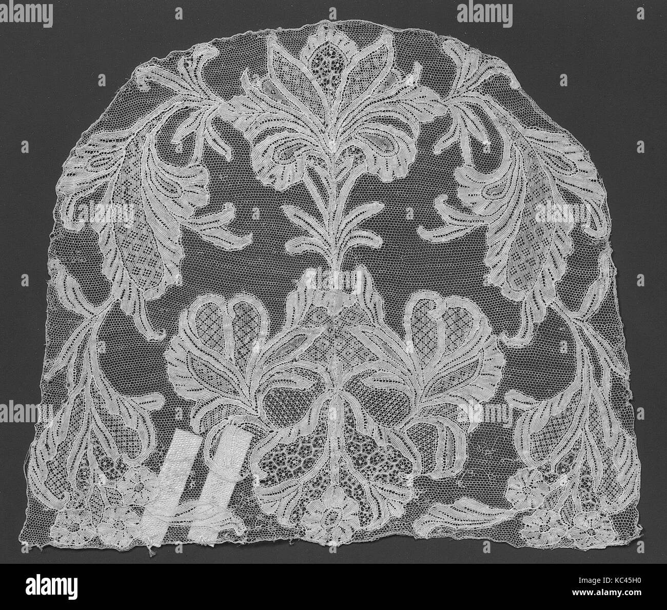 La couronne, début du 18e siècle, l'italien, , l'aiguille, dentelle, L. 7 x 6 pouces (17,8 W. x 15,2 cm), Textiles-Laces Banque D'Images