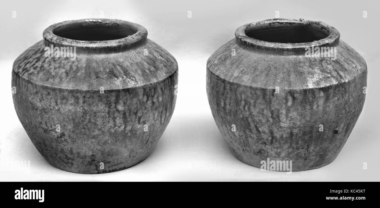 Paire de vases, de la dynastie des Han (206 av. J.-A.D. 220), la Chine, la poterie ; vert, glaçure marbrée, chaque : H. 4 3/4 in. (12,1 cm) ; O. 6. (15 Banque D'Images