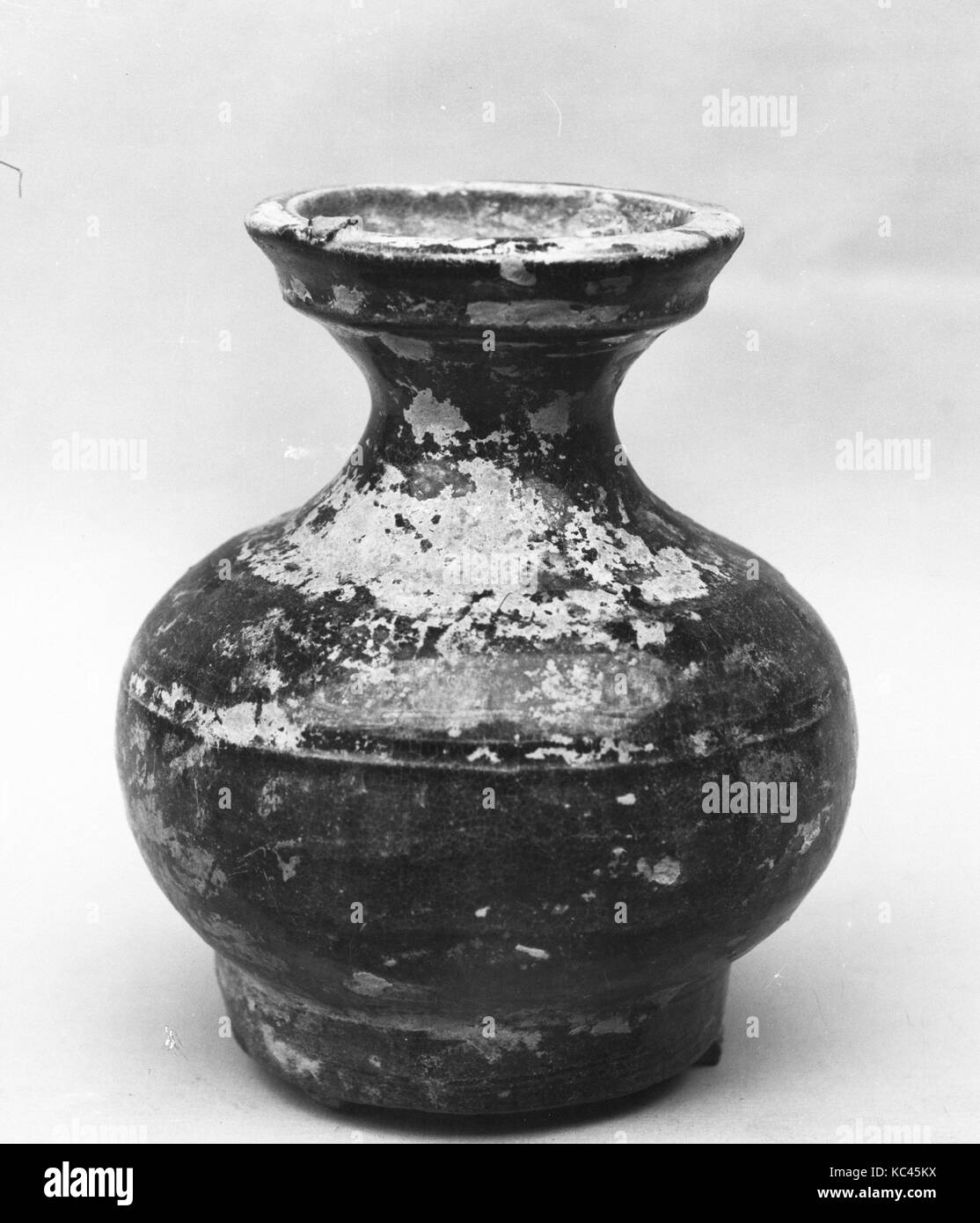 Paire de vases, de la dynastie des Han (206 av. J.-A.D. 220), de la Chine, de la Poterie, glacé, un : H. 5 3/4 in. (13,3 cm) ; Diam. 4 1/2 in. (11.4 cm Banque D'Images