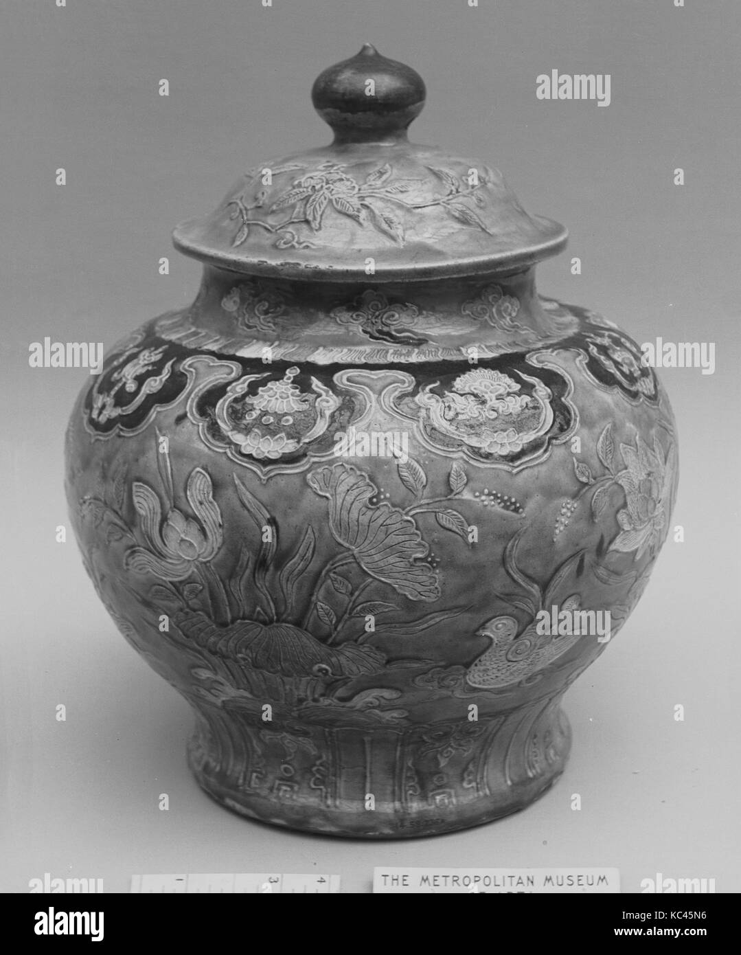 Jarre recouverte, dynastie Ming (1368-1644), 16e siècle, la Chine, Porcelaine, H. 17. (43,2 cm), Céramique Banque D'Images