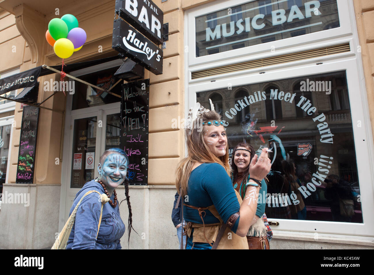 Les jeunes filles qui fument la cigarette en face de Harley's bar, bar musical à la rue Dlouha, Prague, République Tchèque Banque D'Images