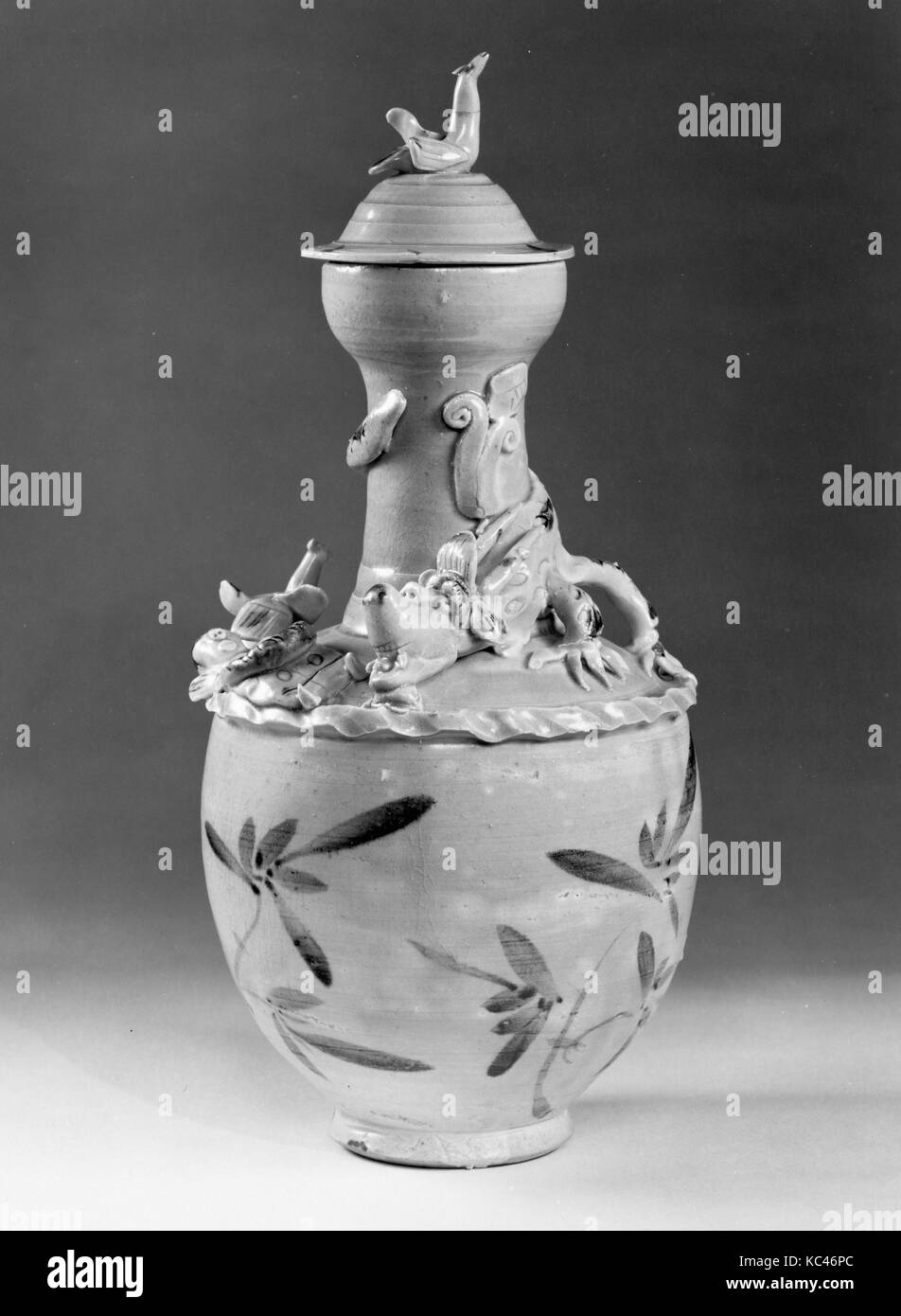 Jarre recouverte, Dynastie Song (960-1279), Chine, porcelaine avec un relief de la décoration et la peinture marron verdâtre sous glaçure ocre Banque D'Images