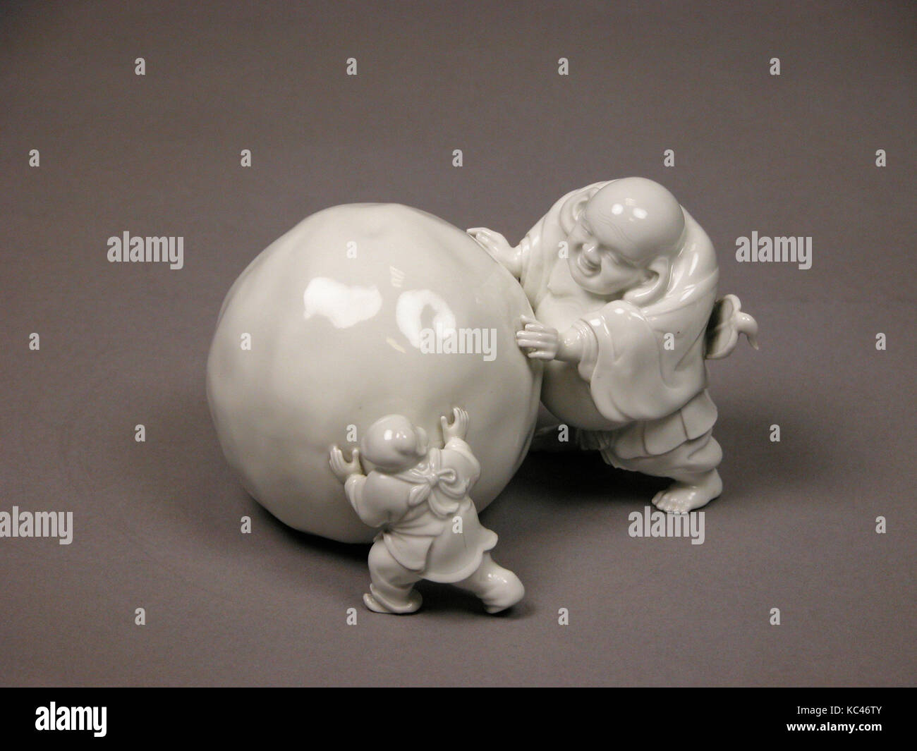 白磁布袋唐子雪玉形置物, Snowball poussé par Hotei et un enfant, du milieu du xixe siècle Banque D'Images