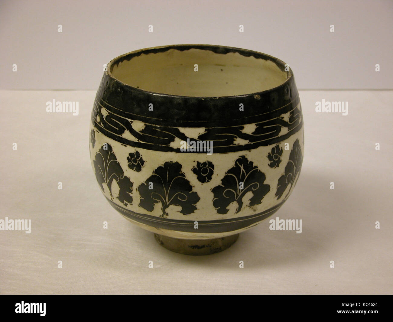 Bol, Dynastie Song (960-1279), de la Chine, de la Poterie, H. 6. (15,2 cm) ; Diam. 7 in. (17,8 cm), Céramique Banque D'Images