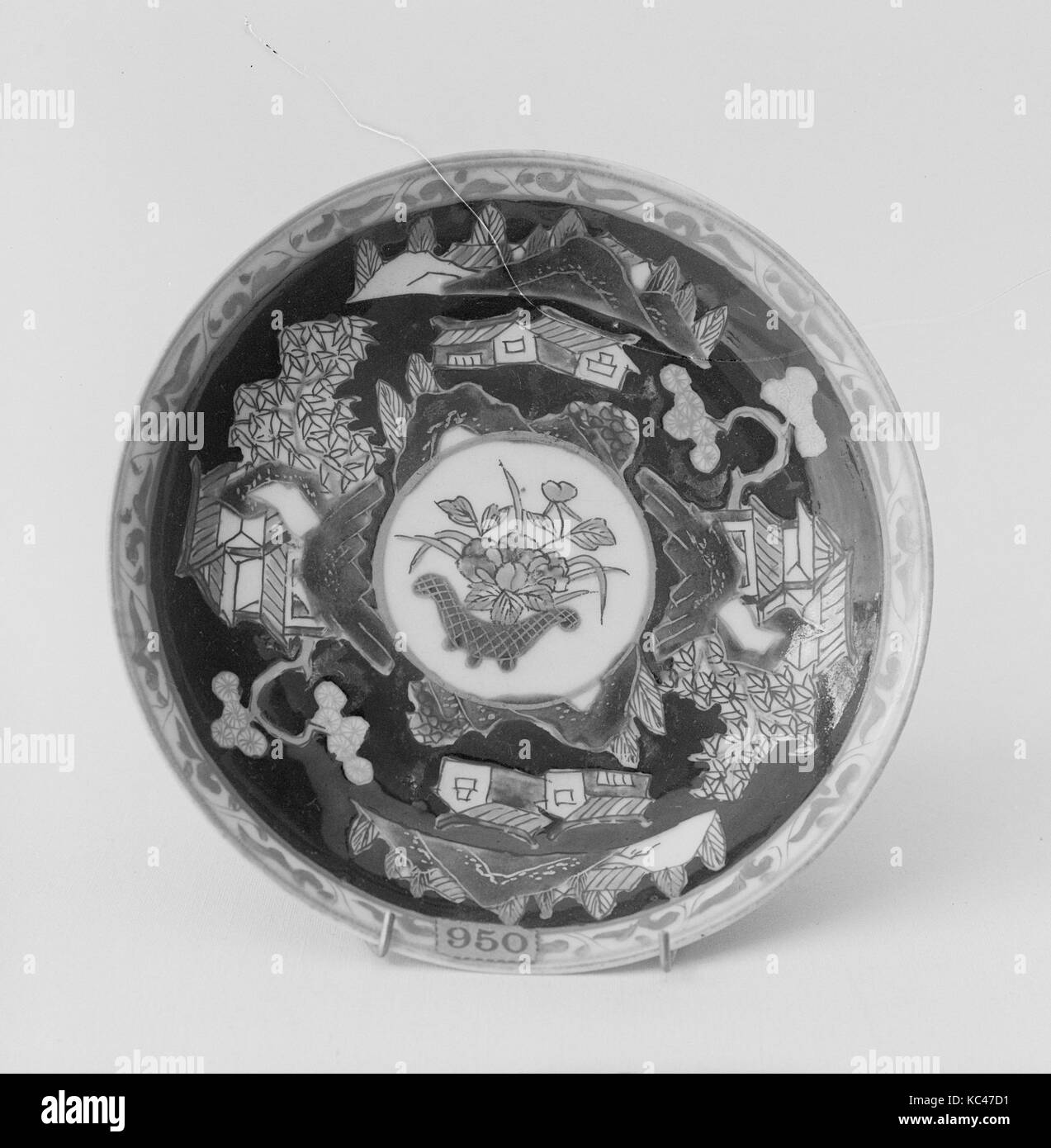 Le Japon, soucoupe en porcelaine blanche, décoré avec du fer rouge, or et bleu sous la glaçure, diam. 4 3/4 in. (12,1 cm), Céramique Banque D'Images