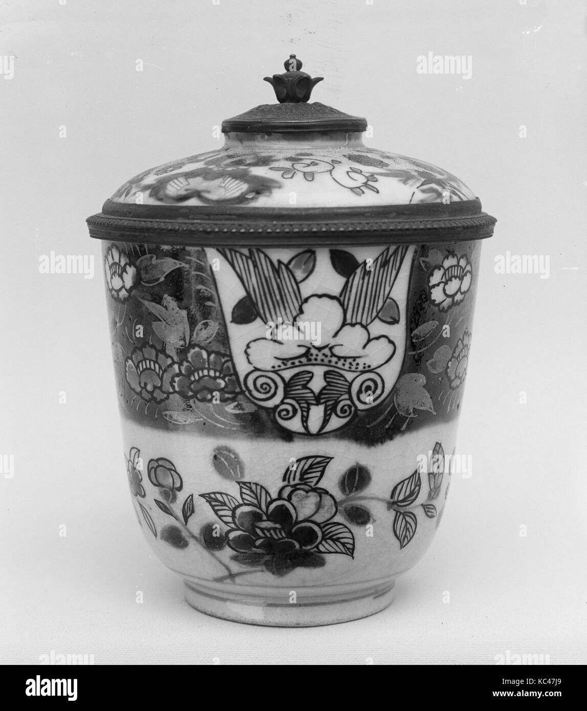 Tasse en argent et couvercle monté, de la période Edo (1615-1868), 18e siècle, au Japon, White, 1828 tasse de porcelaine décorée en bleu Banque D'Images