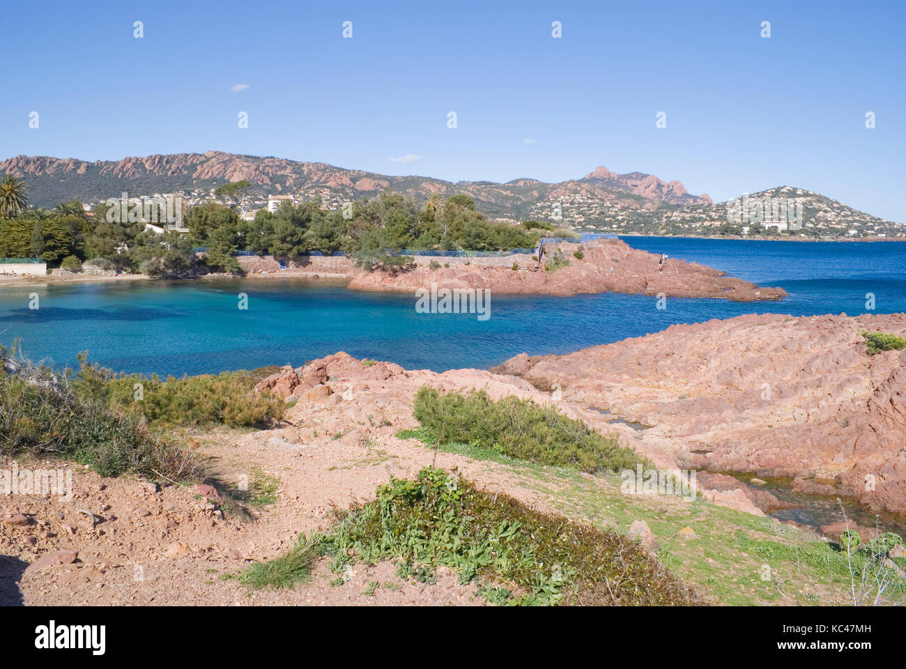 Littoral méditerranéen sur la côte d'Azur (près de saint raphael) avec des roches rouges et bleues de la mer. Banque D'Images