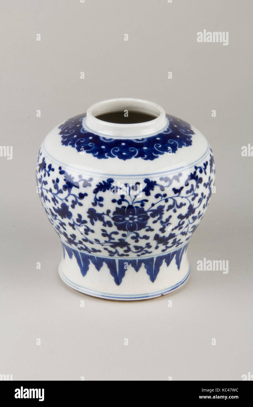 Jar, de la dynastie Qing (1644-1911), de la période Qianlong (1736-1995), Chine, porcelaine décorée en bleu sous glaçure avec glaçure craquelée, H Banque D'Images