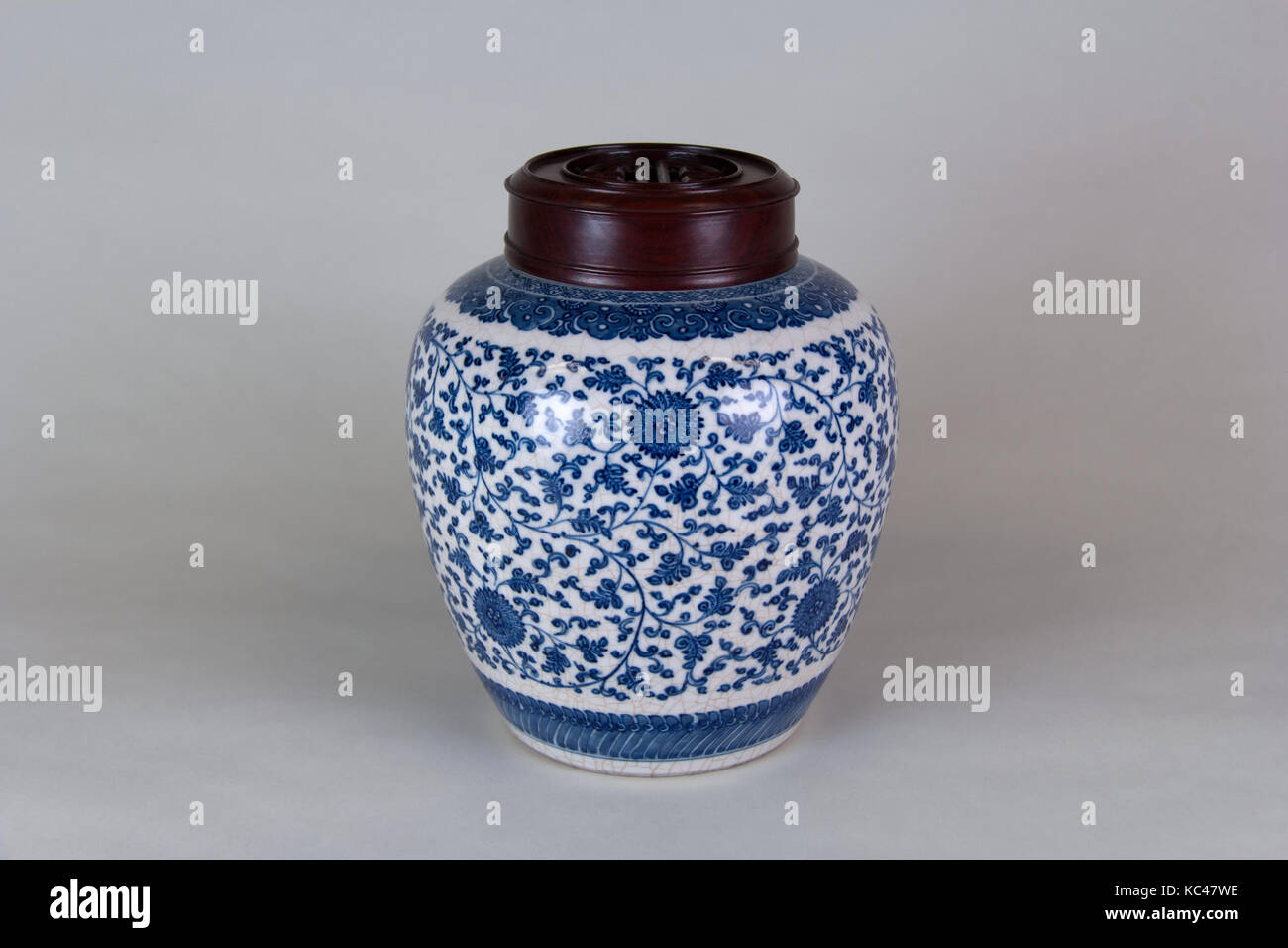 Jar, de la dynastie Qing (1644-1911), de la période Qianlong (1736-1995), Chine, porcelaine décorée en bleu sous glaçure avec glaçure craquelée Banque D'Images