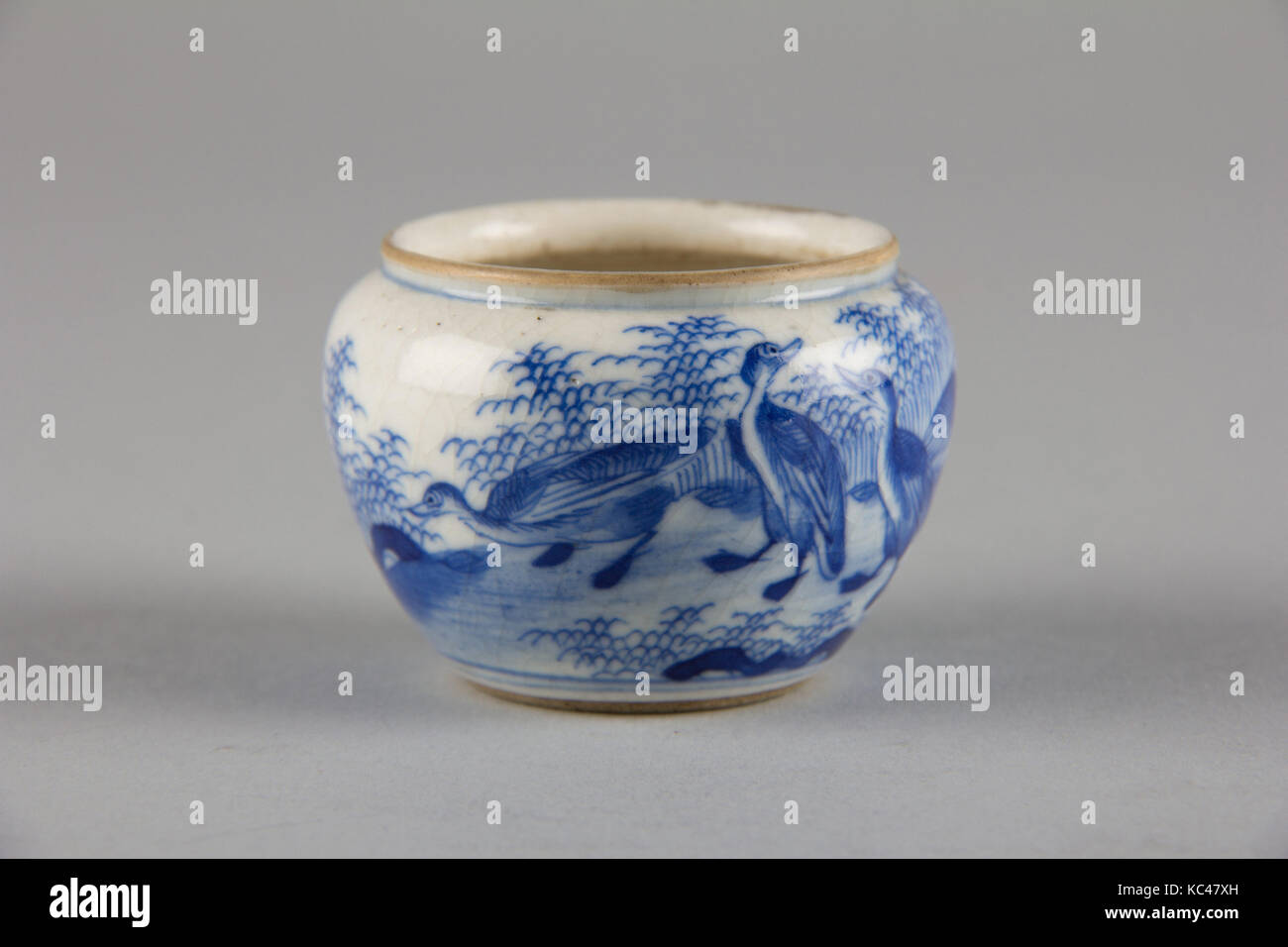 Tasse, de la dynastie Qing (1644-1911), de la période Qianlong (1736-1995), Chine, porcelaine décorée en bleu sous glaçure craquelée, avec glaçure, H Banque D'Images