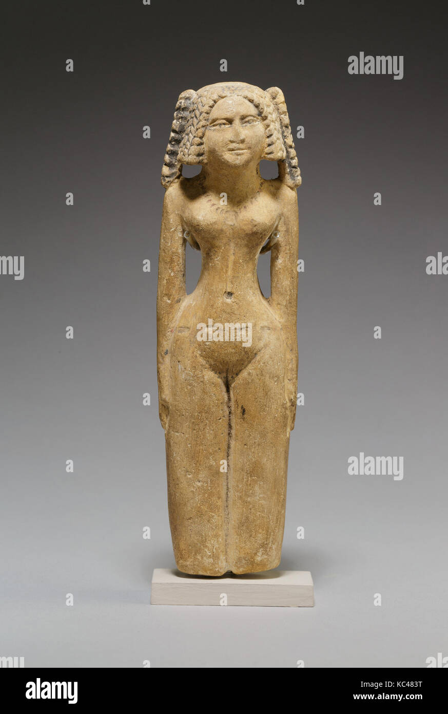 Figure féminine, au Royaume-Uni, au début de la dynastie Nouvelle 12-18, ca. 1981-1550 av. J.-C., d'Egypte, calcaire, H. 14,5 cm (5 11/16 Banque D'Images