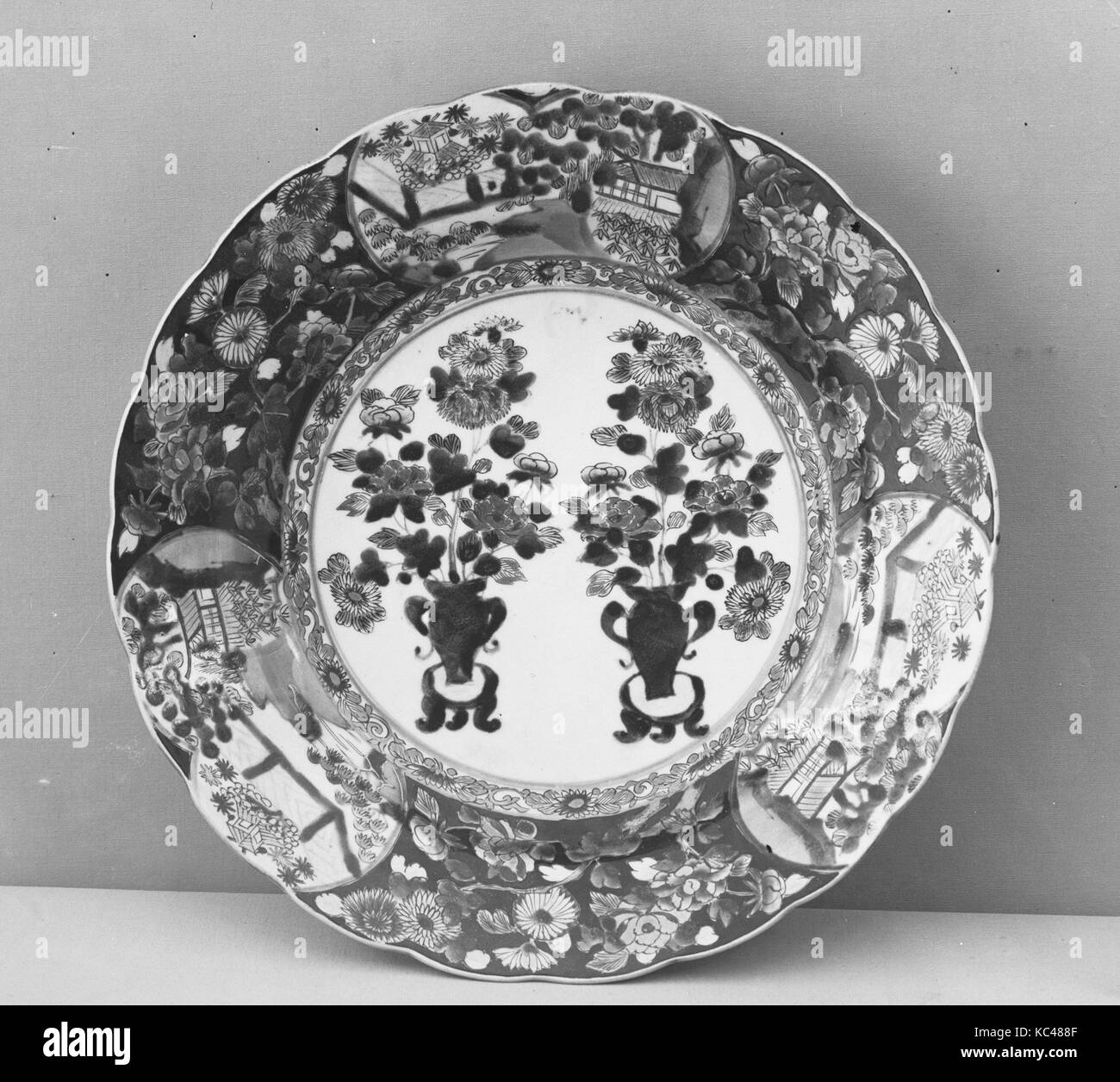色絵牡丹菊風景文大皿, grand plat avec des vases à fleurs et paysages en cartouches, fin 17ème-début du 18e siècle Banque D'Images