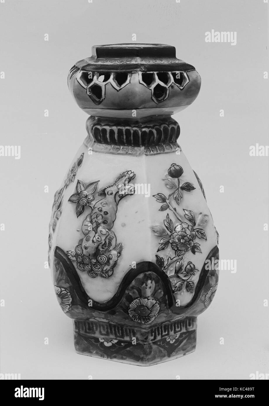 Vase, ca. 1660, le Japon, la porcelaine blanche avec limiteur de soulagement ; décoré d'émail bleu, sous les émaux polychromes (Arita ware Banque D'Images