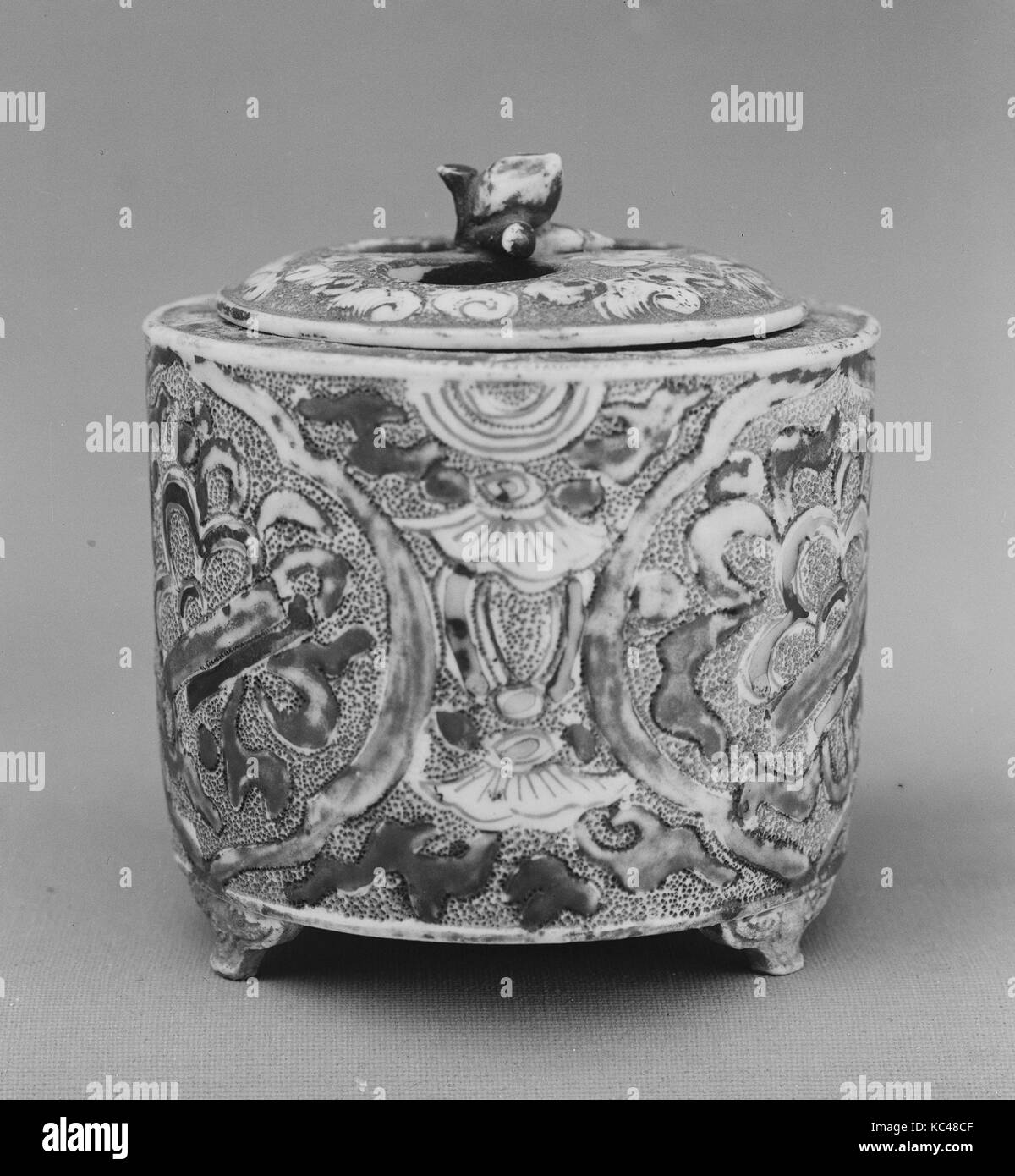 Brûleur d'encens, de la période Edo (1615-1868), 1700, au Japon, en porcelaine blanche à décor de fer rouge, or et argent, H. 2 3/4 po Banque D'Images