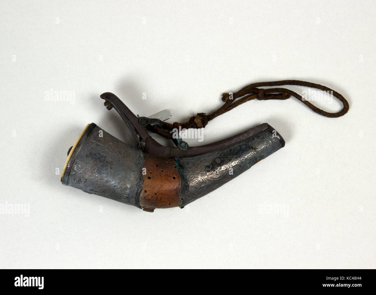 Primer, 18e siècle, le Turc, bois, corne, argent, L. 6 in. (15,2 cm) ; D. 1 3/8 in. (3,5 cm) ; WT. 4.1 oz. (116,2 g), d'armes à feu Banque D'Images