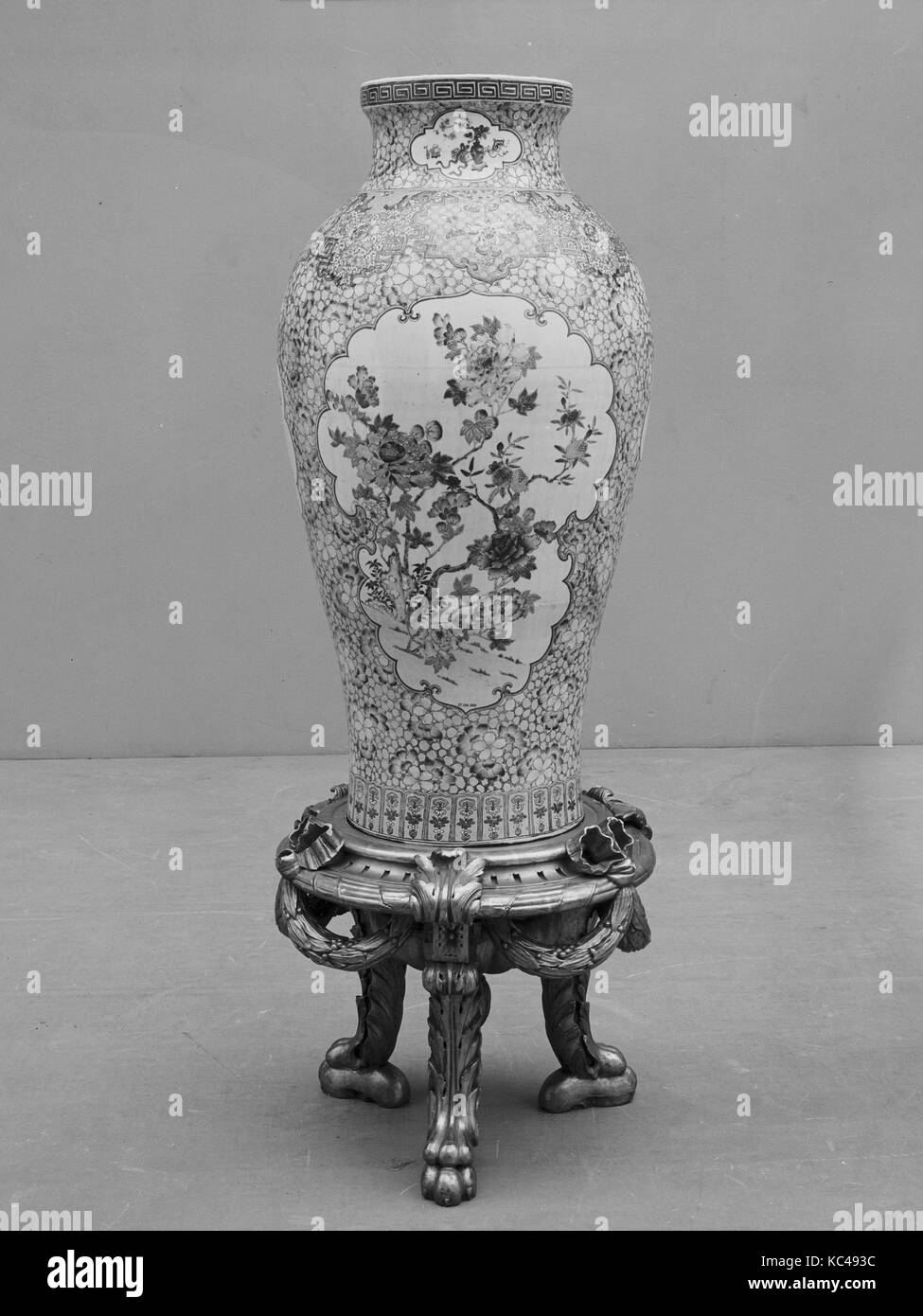 Vase, de la dynastie Qing (1644-1911), de la période Qianlong (1736-1995), Chine, Porcelaine, H. 39 3/4 in. (101 cm), Céramique Banque D'Images