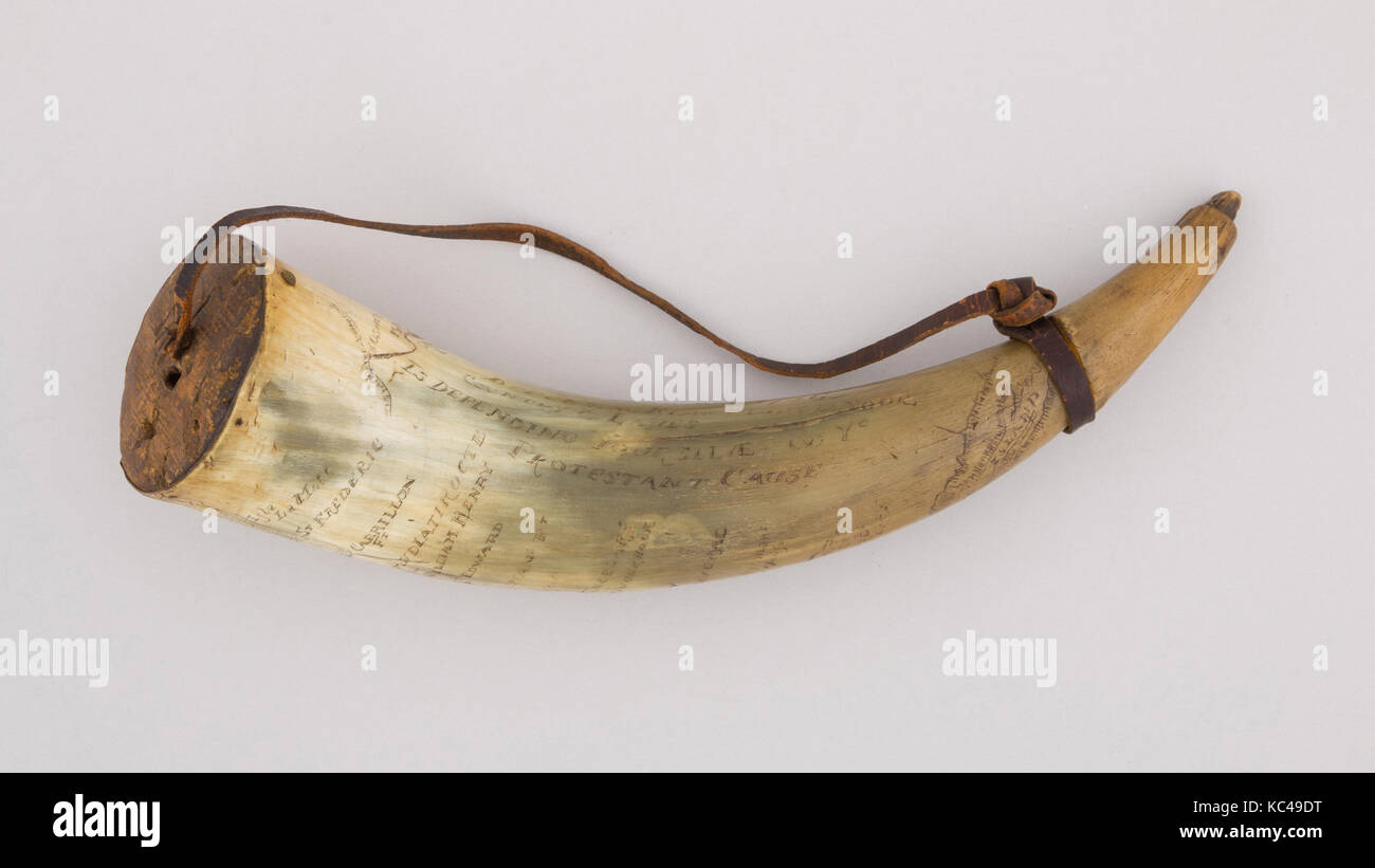 Corne à poudre, 18e siècle, New York, American, l'avertisseur sonore (GC),  bois, cuir, L. 12 in. (30,5 cm) ; Diam. 3 1/4 in. (8,3 cm) ; WT. 5.1 Photo  Stock - Alamy