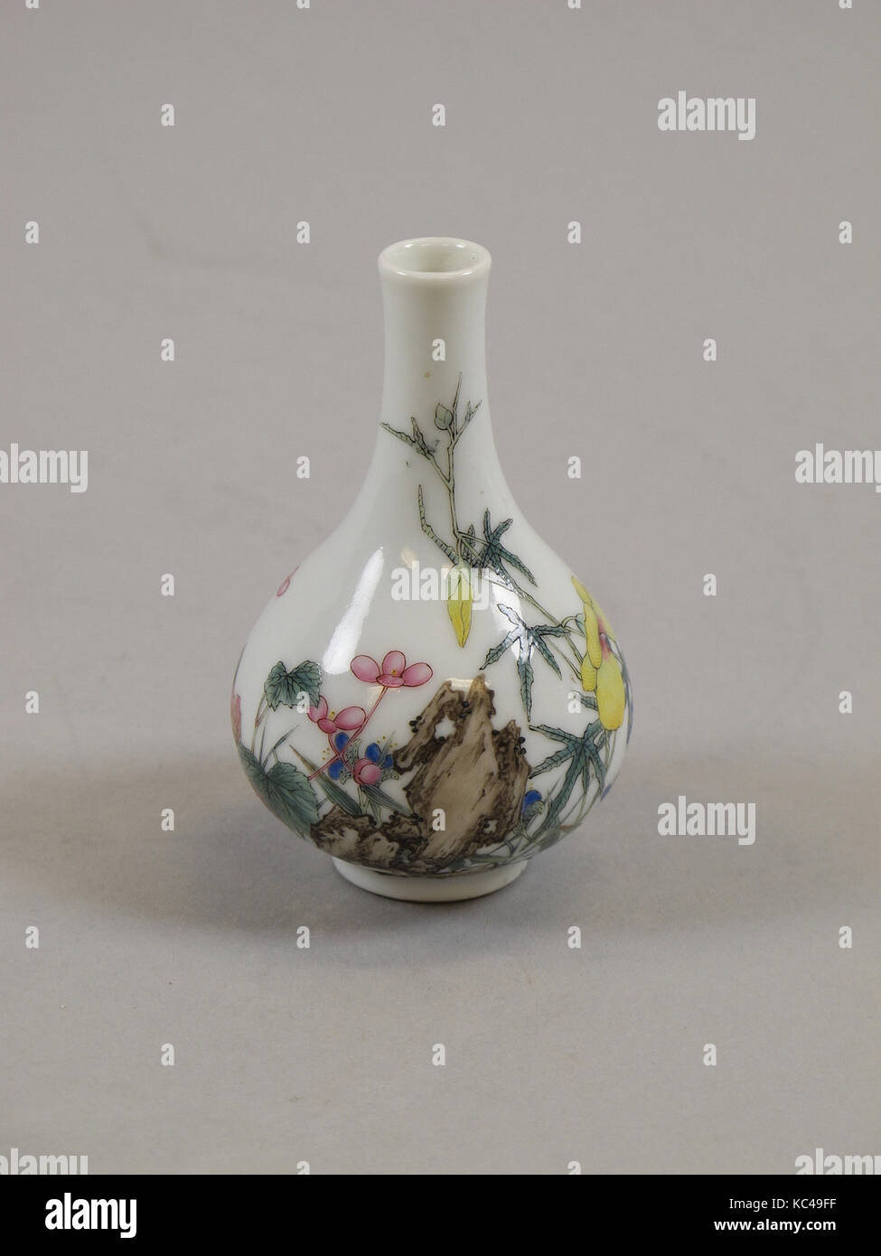 Vase miniature, de la dynastie Qing (1644-1911), de la période Qianlong (1736-1995), Chine, Porcelaine avec émaux polychromes Banque D'Images
