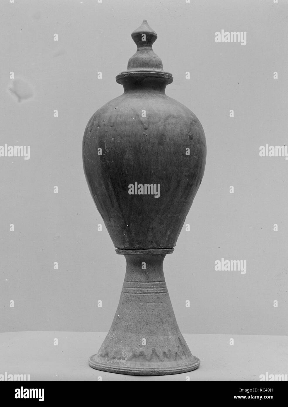 Jar, de la dynastie Tang (618-907), de la Chine, de la Poterie, H. 30 3/4 in. (78,1 cm), Céramique Banque D'Images