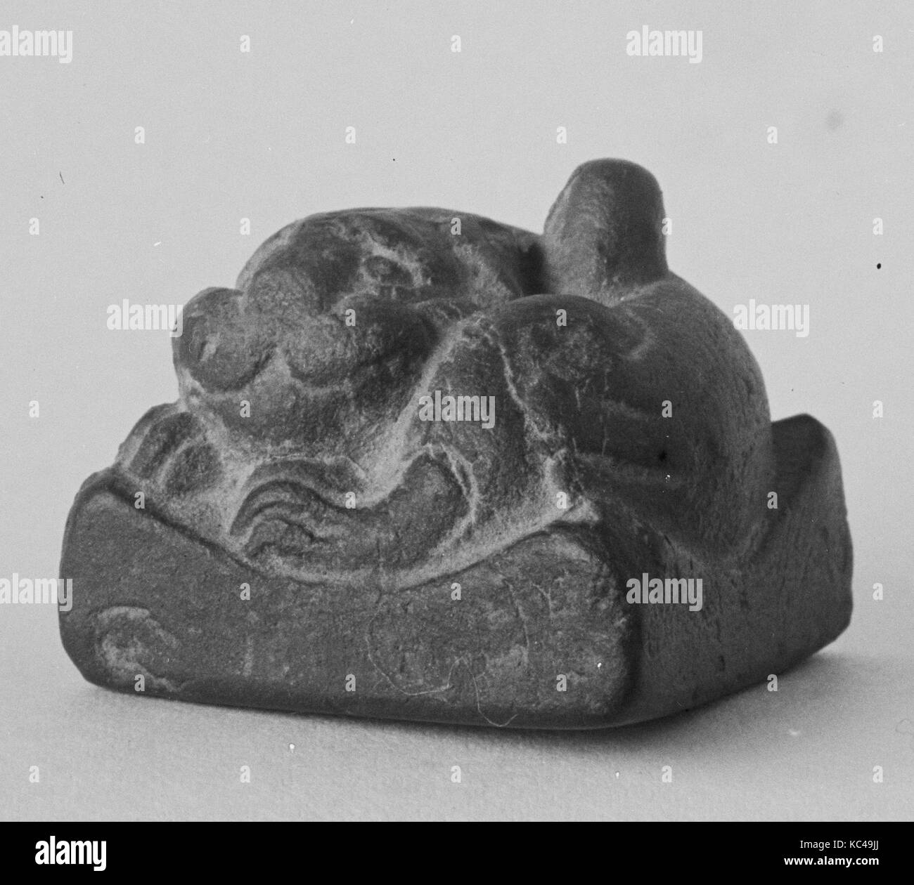 Poids du manchon, la dynastie des Han (206 av. J.-A.D. 220), de la Chine, de l'argile non vitrés, H. 1 5/16 in. (3,3 cm) ; W. 1 5/16 in. (3,3 cm) ; D. 3/4 in Banque D'Images